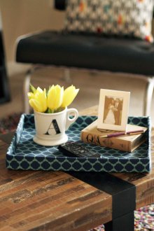 Στενό τραπεζάκι σαλονιού από ξύλο και μέταλλο