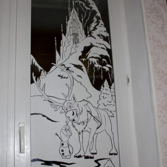 Χιονάνθρωπος το χαρτί τους στο παράθυρο