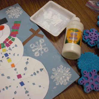 Χιονάνθρωπος από χαρτί σε μια καρτ ποστάλ