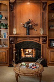 Στρογγυλό τραπέζι καφέ από ξύλο και ψάθινο μπαστούνι σε σαλόνι σε στυλ εξοχής