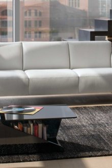 Μαύρο τραπέζι καφέ σε μαύρο πλαστικό στο καθιστικό