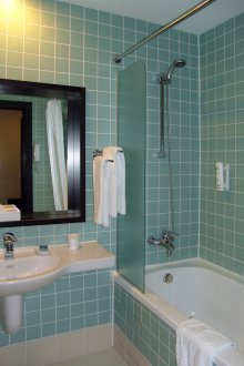 Τετράγωνο μπάνιο με πλακάκια