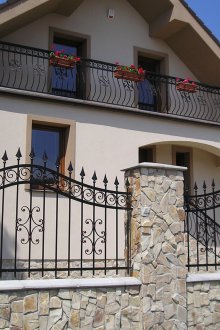 Σφυρηλατημένο φράχτη με πέτρες