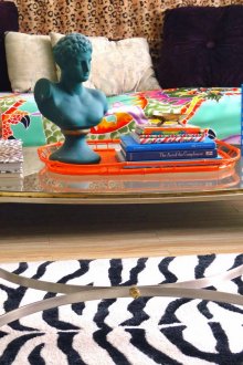 Κρεμαστό χρυσό τραπέζι καφέ από μέταλλο και γυαλί σε ένα φωτεινό εσωτερικό