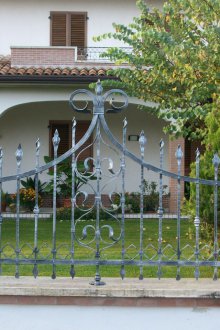 Σφυρηλατημένο φράχτη με διακόσμηση