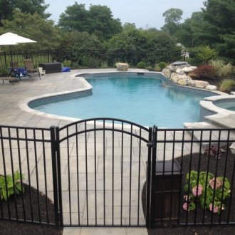 Φράχτης από σφυρήλατο σίδερο στην αυλή