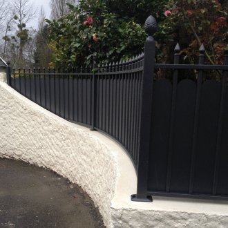 Λευκός σφυρηλατημένος φράκτης