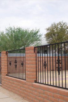 Σφυρήλατο σίδερο φράχτη με τούβλο