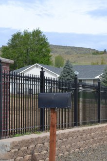 Σφυρηλατημένο φράχτη σε πέτρινη βάση