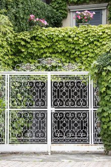 Φράχτης από σφυρήλατο σίδερο στον κήπο