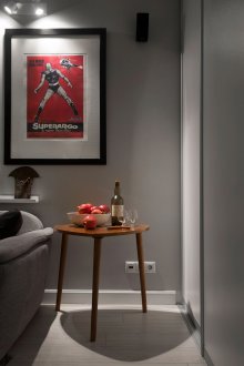 Τραπέζι από ξύλο με τρία πόδια