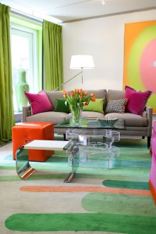 Τρία τραπεζάκια στο εσωτερικό του καθιστικού