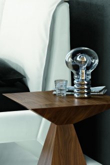 Ασυνήθιστο γεωμετρικό ξύλινο τραπέζι με λαμπτήρα