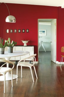 Ο συνδυασμός κόκκινων και λευκών χρωμάτων στο εσωτερικό