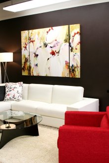 Τραπέζι από καφέ γυάλινη επιφάνεια