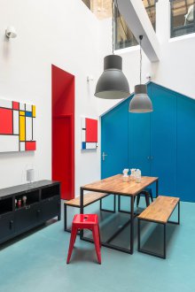 Ο συνδυασμός των χρωμάτων στο εσωτερικό της σοφίτας