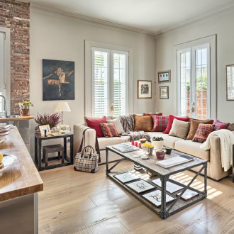 Ο συνδυασμός χρωματιστών υφασμάτων στο εσωτερικό