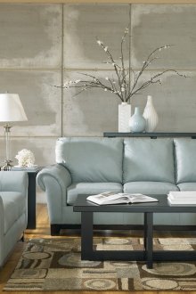 Μαύρο τραπέζι στο καθιστικό