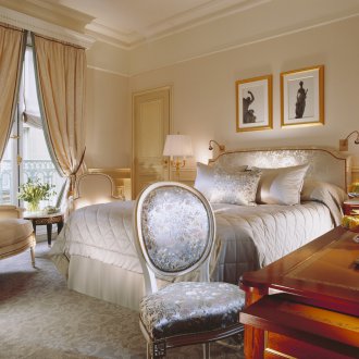 Soverom i klassisk stil i interiøret i en leilighet i to plan