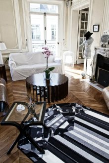 Τραπέζι καφέ με καθρέφτες και τραπεζάκι καφέ από μέταλλο και γυαλί στο σαλόνι