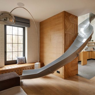 Skyv på innsiden av en leilighet i to plan