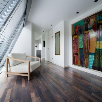 Maleri i det indre av en to-nivå leilighet