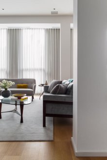 Laconic design av en to-nivå leilighet