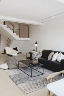 Tosidig leilighet i monokrom design