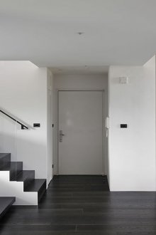 Tosidig leilighet i grått og hvitt