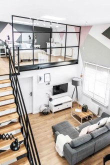 Strengt interiør i en dupleksleilighet