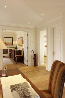 Lys tosidig leilighet