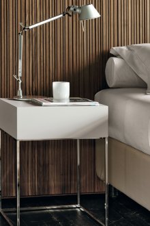 Κομοδίνο από μέταλλο και λευκό πλαστικό