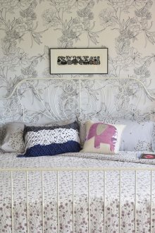 Papel de parede floral no quarto