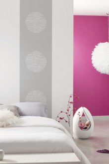 Ο συνδυασμός μοβ και γκρι ταπετσαρία στην κρεβατοκάμαρα