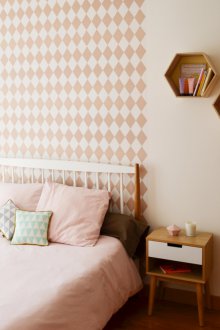 Συνδυάζοντας γεωμετρική ταπετσαρία στην κρεβατοκάμαρα