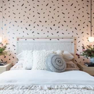 Συνδυάζοντας ταπετσαρία polka dot στην κρεβατοκάμαρα