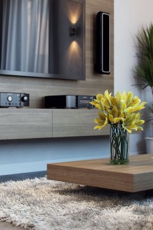 Χαμηλή ξύλινη τραπεζαρία