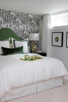 Ο συνδυασμός της μονόχρωμης ταπετσαρίας στην κρεβατοκάμαρα