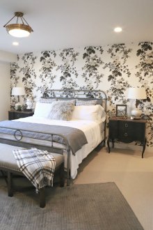 Ο συνδυασμός ταπετσαρίας με τριαντάφυλλα στο υπνοδωμάτιο