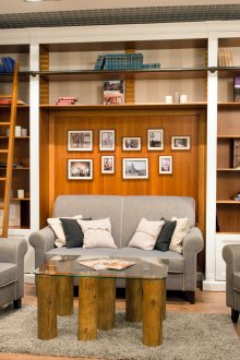 Όμορφο τραπέζι σαλονιού από ξύλο και γυαλί