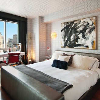 Συνδυασμός ασημί ταπετσαρία στο υπνοδωμάτιο