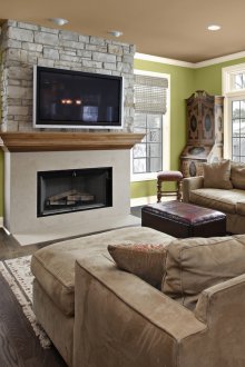 Χρώμα ελιάς στο σαλόνι με τζάκι