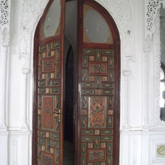 Σκοτεινή πόρτα σε ανατολίτικο ύφος