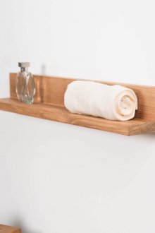 Ξύλινο ράφι στο μπάνιο