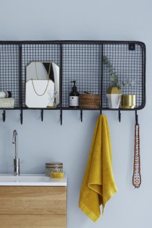 Ράφια με γάντζους στο μπάνιο