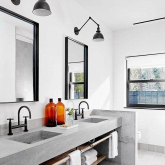 Ράφια στη σοφίτα του μπάνιου