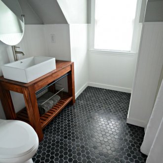 Ράφια από μασίφ ξύλο στο μπάνιο