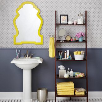 Μεταλλικά ράφια στο μπάνιο