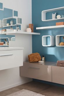 Ράφια σε ένα μοντέρνο μπάνιο