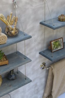 Ράφια σε ένα μπάνιο θαλάσσιου στυλ